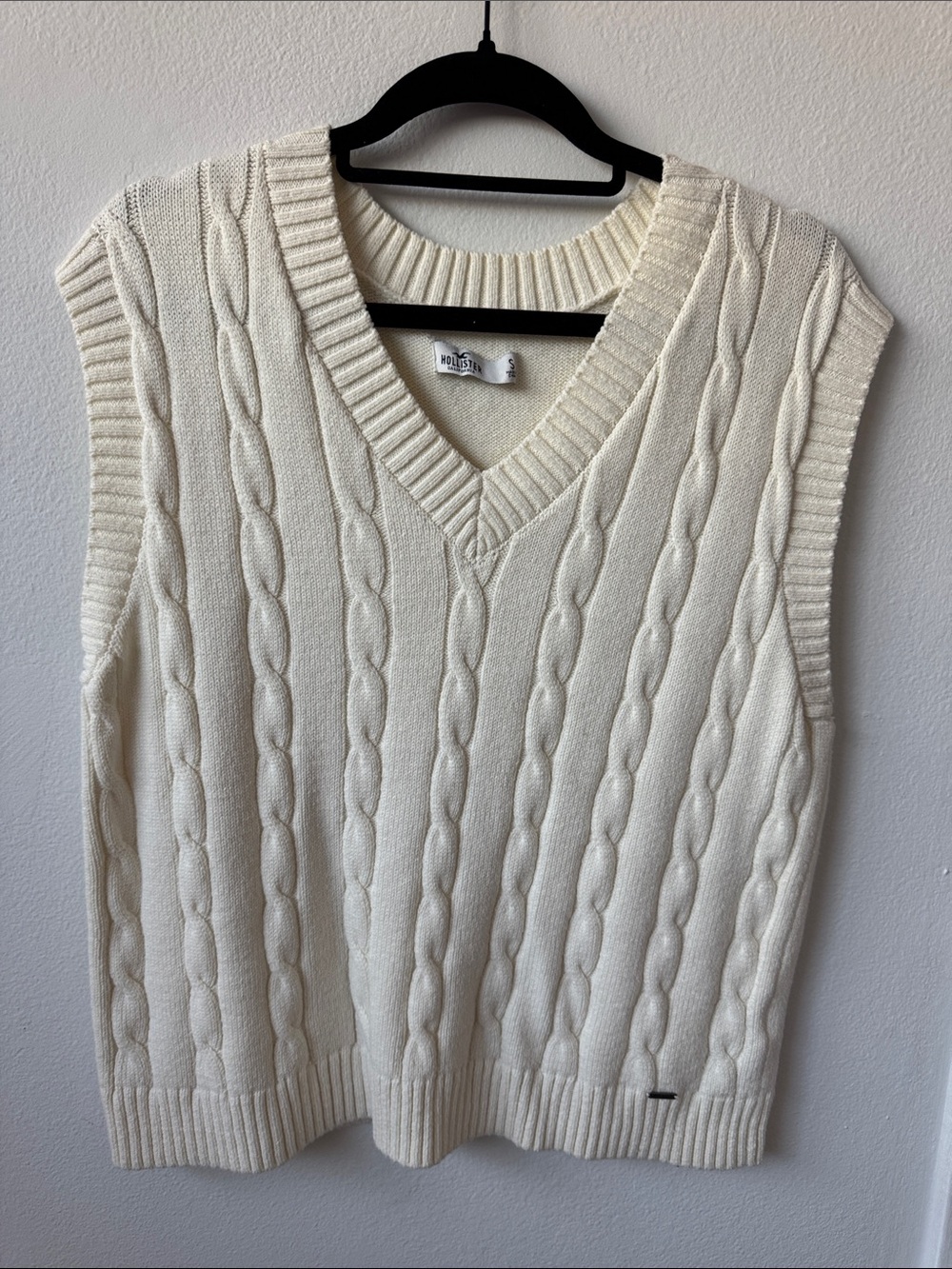 Hollister Cream Cable Knit V-Neck Sweater Vest